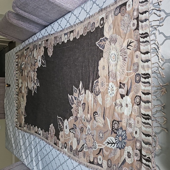 NWT Vince Camuto Beige Floral Scarf with Fringe - Picture 16 of 16